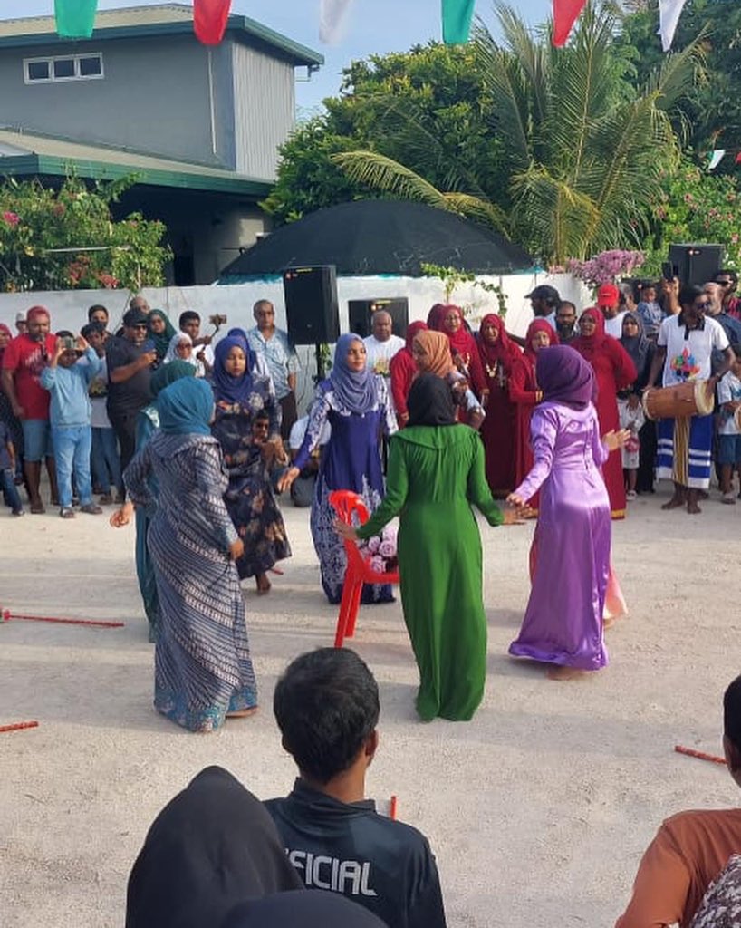 DRV_Council's tweet photo. މިއަދު  ކުރިއަށްދިޔަ  ކޯޑި  ހިނގުމުގެ  ތެރެއިން!  ކޯޑި  ހިނގުމާއިއެކު  ޘަޤާފީ  އެކި  ނެށުންތައް  ކުރިއަށް  ގެންގޮސްފައިވޭ!
#mageyeid1443
#mageydharavandhoo https://t.co/HTmHsUoaSW