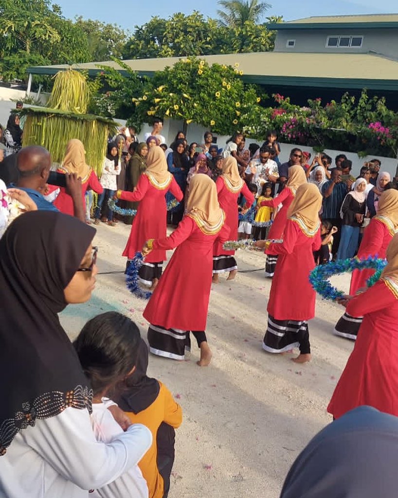 DRV_Council's tweet photo. މިއަދު  ކުރިއަށްދިޔަ  ކޯޑި  ހިނގުމުގެ  ތެރެއިން!  ކޯޑި  ހިނގުމާއިއެކު  ޘަޤާފީ  އެކި  ނެށުންތައް  ކުރިއަށް  ގެންގޮސްފައިވޭ!
#mageyeid1443
#mageydharavandhoo https://t.co/HTmHsUoaSW