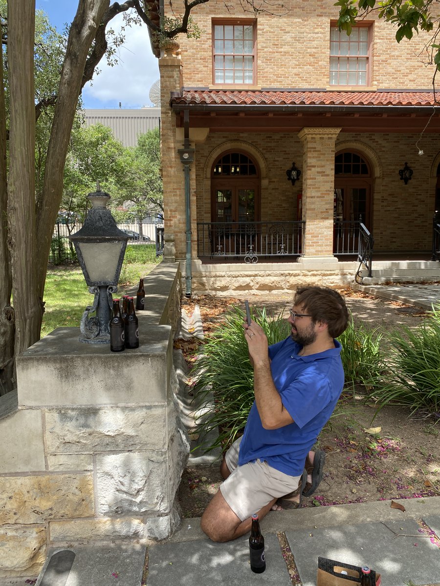 UTCREEES's tweet photo. We had a great time making some #RealityCzech promos around campus with Dr. Hilchey! https://t.co/0lgrSORE22 is a free, online Czech language textbook thoughtfully complied by Dr. H and @COERLL.
#LearnCzechOnline #StudyAbroad @UTexasAbroad @UTEuroStudies https://t.co/I55Qs3PbMv