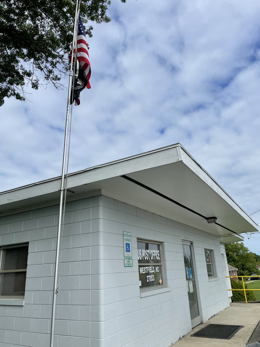 IdaColumite's tweet photo. 37 mile round trip to my local post office which is not even in the same county did not disappoint. #backroading delight where you can just stop in the middle of the road & snap pics #notraffic #nowhere #nohow #ruralnc #savethebear #smalltiny @ruralindexing https://t.co/2ztmu9Ko9z