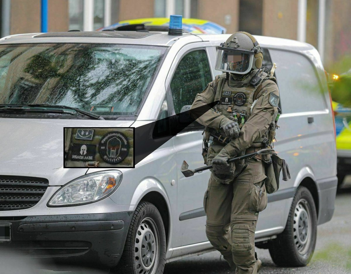 forumnrw's tweet photo. "MOLON LABE" - Neulich in #Wuppertal: Das Spezialeinsatzkommando #SEK aus #Bielefeld. Wer öffentlich solche Aufnäher trägt, bei dem verschwindet auch gerne Dienstmunition! Ohne Konsequenzen versteht sich! #Polizeiproblem #BalticShooters #Guestrow #55000Schuss #Nordkreuz #gue1607 https://t.co/bI8KLwzXEa