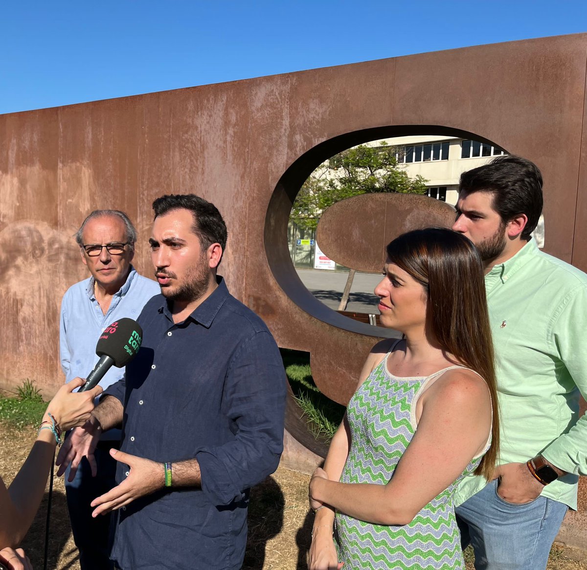 NNGGcat's tweet photo. Homenaje de nuestro compañero Miguel Ángel Blanco en #Mataró. 

Defender la justicia es exigir que se cunplan las condenas y se resuelvan los casos pendientes. Defender la dignidad las víctimas es no permitir que sus asesinos y sus cómplices las humillen. https://t.co/92KuFOD7n0