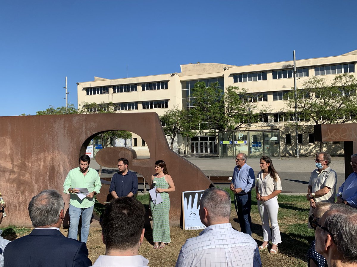 NNGGcat's tweet photo. Homenaje de nuestro compañero Miguel Ángel Blanco en #Mataró. 

Defender la justicia es exigir que se cunplan las condenas y se resuelvan los casos pendientes. Defender la dignidad las víctimas es no permitir que sus asesinos y sus cómplices las humillen. https://t.co/92KuFOD7n0