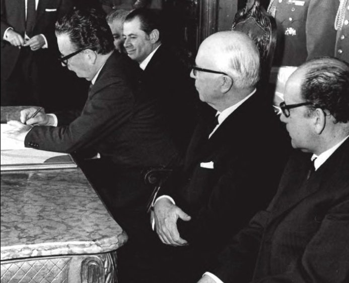 pc_lareina's tweet photo. 11 de Julio de 1971 el presidente de la República Salvador Allende Gossens nacionaliza el cobre para que la riqueza del país se transforme en obras sociales que den progreso y bienestar a sus habitantes durante el gobierno de la Unidad Popular derrocado x fuerzas antipatrióticas https://t.co/0ObllUCQ7F