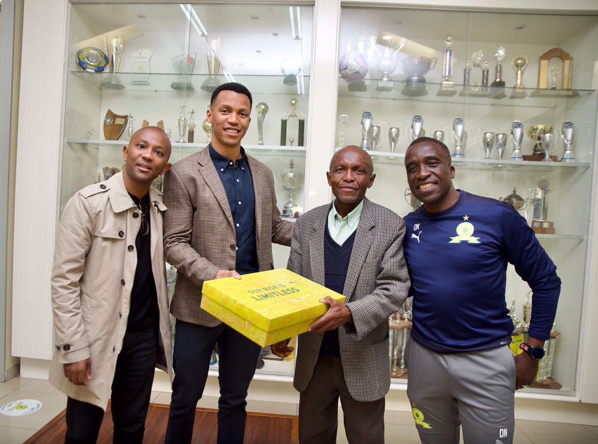 ncebahene's tweet photo. Truly, The Sky is the Limit! Time spent at Chloorkop (Mamelodi Sundowns FC training and administrative offices) with the Chairman, Coaches and Players reaffirmed three things:
 
1. Stay humble
 2. Reset and start from zero  
3. Customer/supporter centricity leads to loyalty https://t.co/T8HCc9wOKD