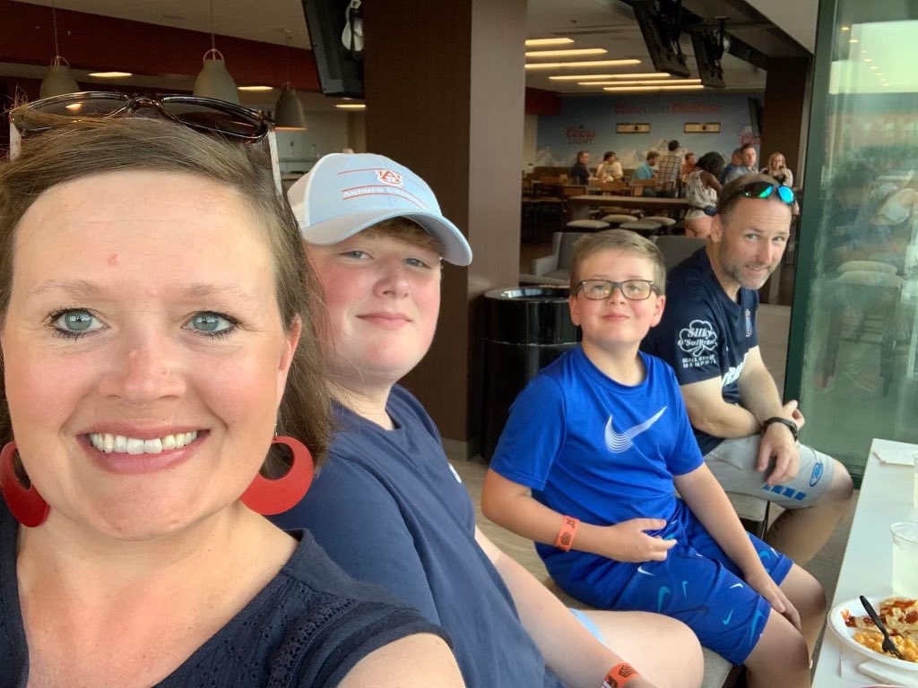 TaraOaks_ES's tweet photo. Principal Hynes’ husband, Andy, was recently diagnosed with colon cancer.  This Friday, they will be honored at the Dingers for Dragons home run derby.  Come support the Hynes family! There will be food, vendors, and tons of prizes.
Friday, 7/15, 6:30pm at Cox Park in the Ville! https://t.co/sogVUEHRwu