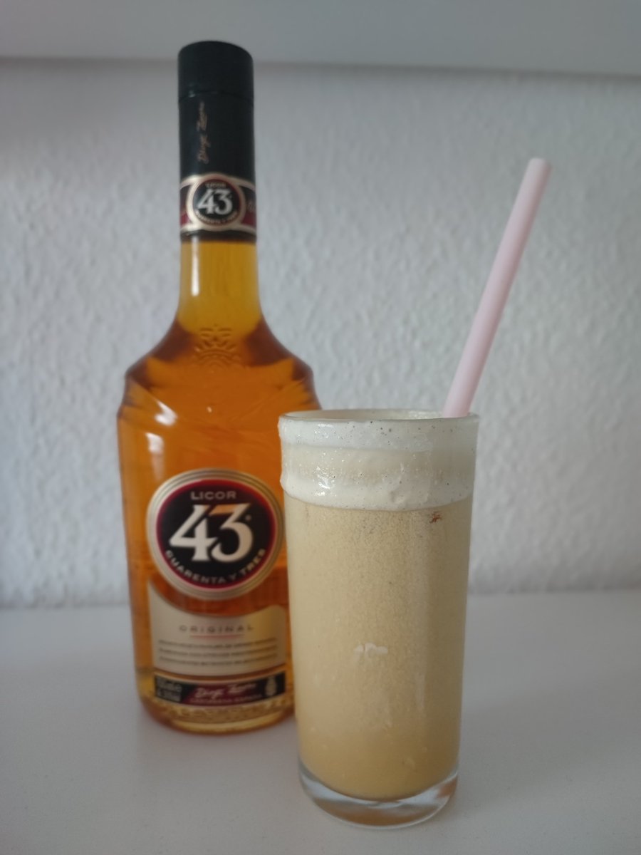 DRINK OF THE WEEK - HEIMERDINGERS SCREWDRIVER 🍸🪛

3cl Vodka
3cl Likör 43
Vanilleeis🍦
12-15cl Orangensaft🍊

➡️Einen Löffel Vanilleeis in das Glas geben + 3-4 Eiswürfel on Top
➡️Alle anderen Zutaten mit Eis 🧊shaken
➡️Inhalt langsam über die Würfel kippen

Cheers 🥂bis Mittwoch