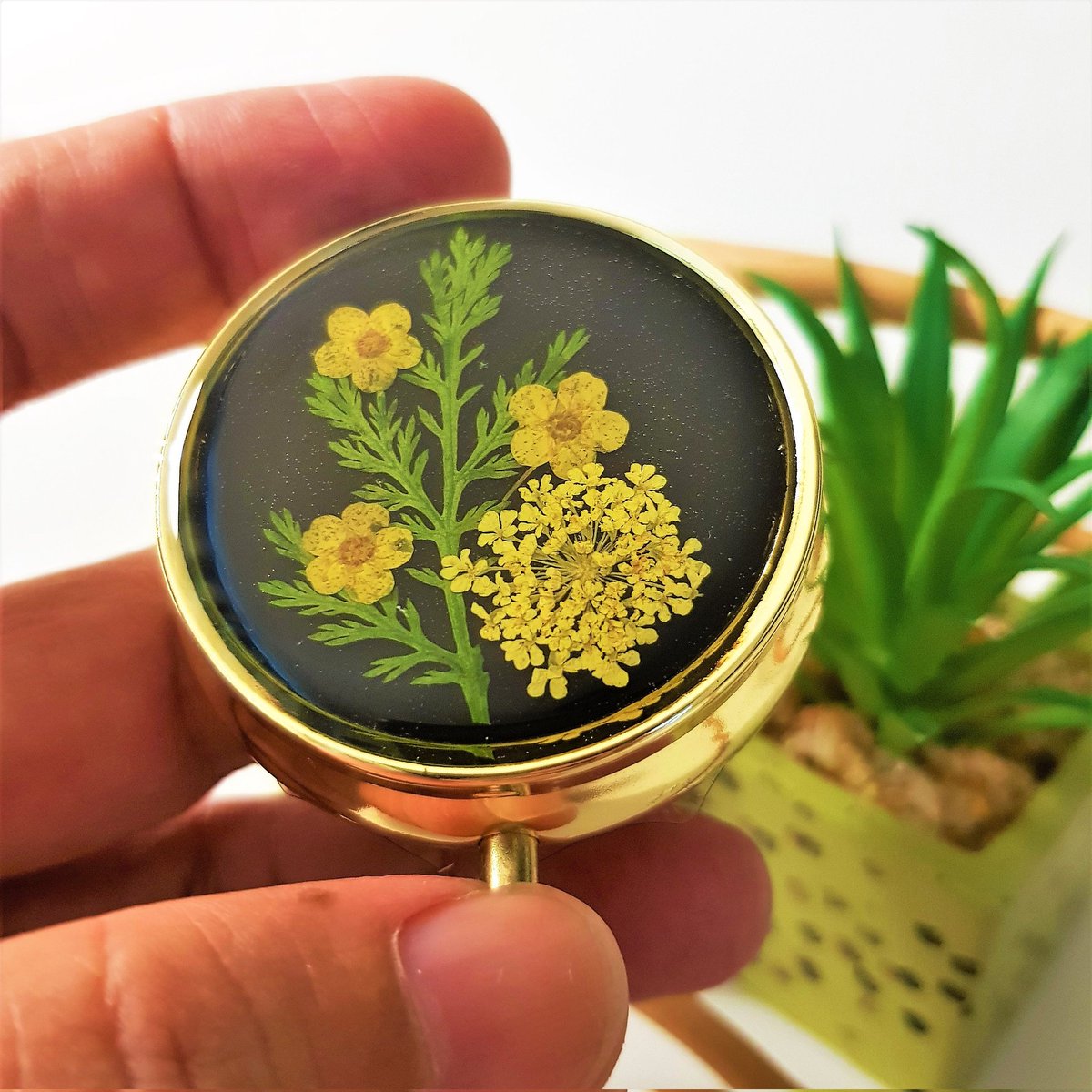 art_kcy's tweet photo. Unique Gift Pill Case @my #etsy shop: Round Pill Box, Pressed Flowers Pill Case, Pill organizer, Daily pill box, Pill Box Decorative, Pill case, Pill Case Holder, Pill container #pillboxforpurse #pillboxtravel #roundpillbox #pillorganiser https://t.co/8KNawGzOmq https://t.co/gxQSA2renW
