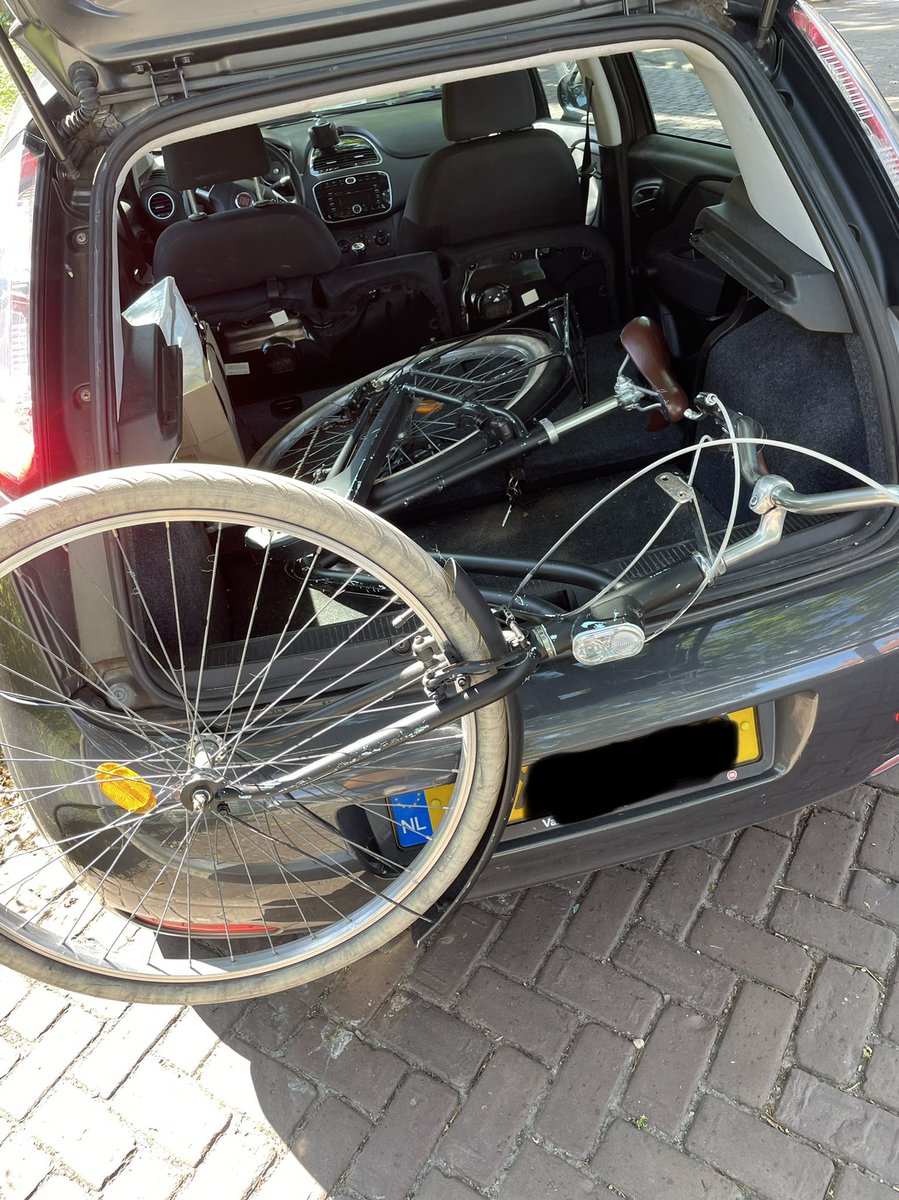 J_00_S_T's tweet photo. Wij gaan onze twaalfde maand samen in en vandaag haalde ik de fiets op die ze gekocht had voor-bij-mij-thuis. Nu heb ik haar niet meer achterop à la Turks Fruit (insert fluitende Toots Thielemans: https://t.co/q4XNKqJem2) maar naast me en dat is ook veel waard 🥰 #flieft https://t.co/aVGxaKTi4A