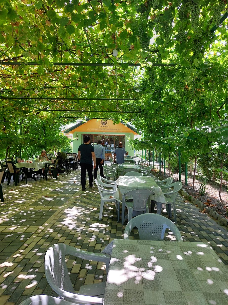 TC_GenceBK's tweet photo. Türkiye’den getirilen meyve ağaçları ile hayvan cinslerinin de yer aldığı #Şeki’deki #BioGarden” adlı işletmeyi ziyaret ettik, yerli ve yabancı çok sayıda turistin görmeye geldiği bahçede incelemelerde bulunarak işletme sahibi Etibar Bey’den faaliyetleri hakkında bilgi aldık. https://t.co/OojhHbafGU