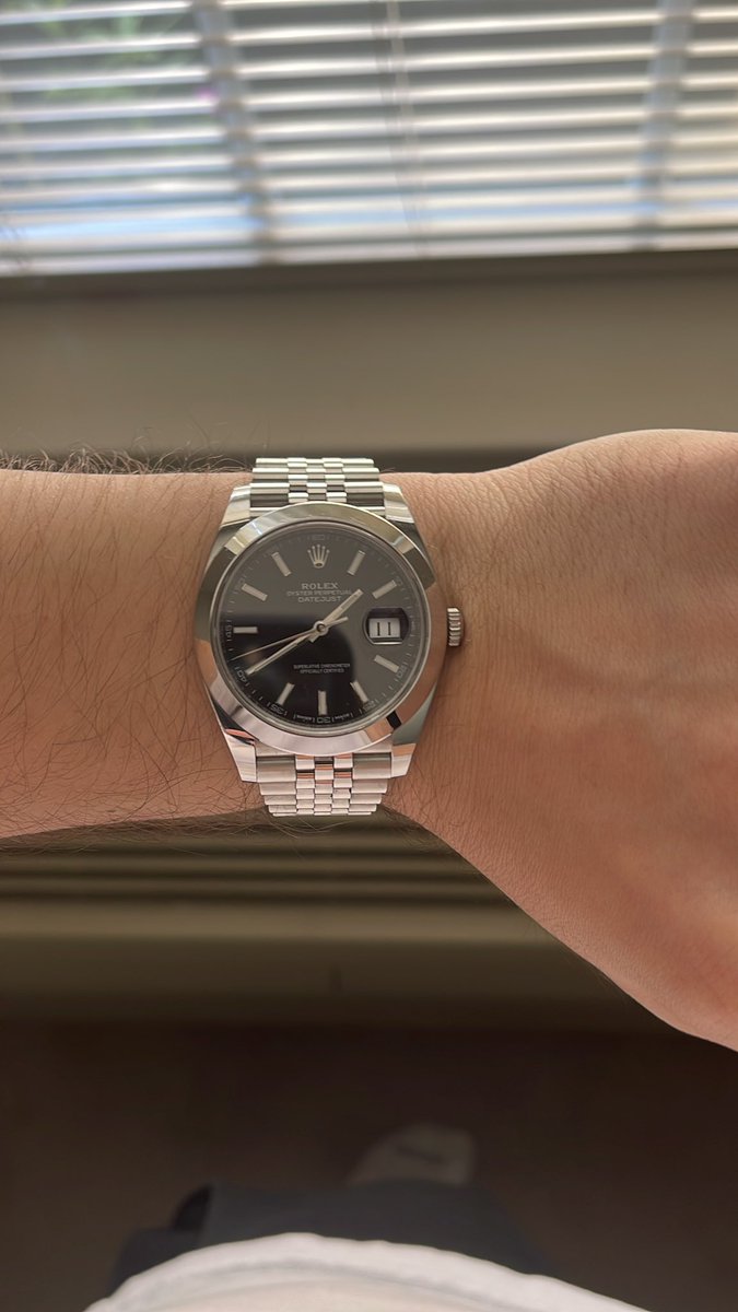 manos_de_papel_'s tweet photo. @booksey Datejust 41 with the jubilee, one day I’ll have a collection like yours 💪 https://t.co/MbL5W1IX2s
