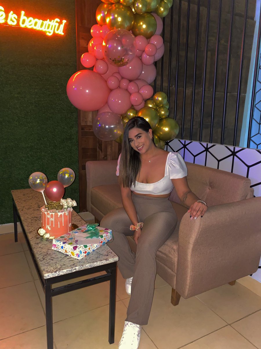 FatimaMassiel4's tweet photo. Gracias a Dios por mis 18 años🍭🥳 https://t.co/oC9zmxkSQu