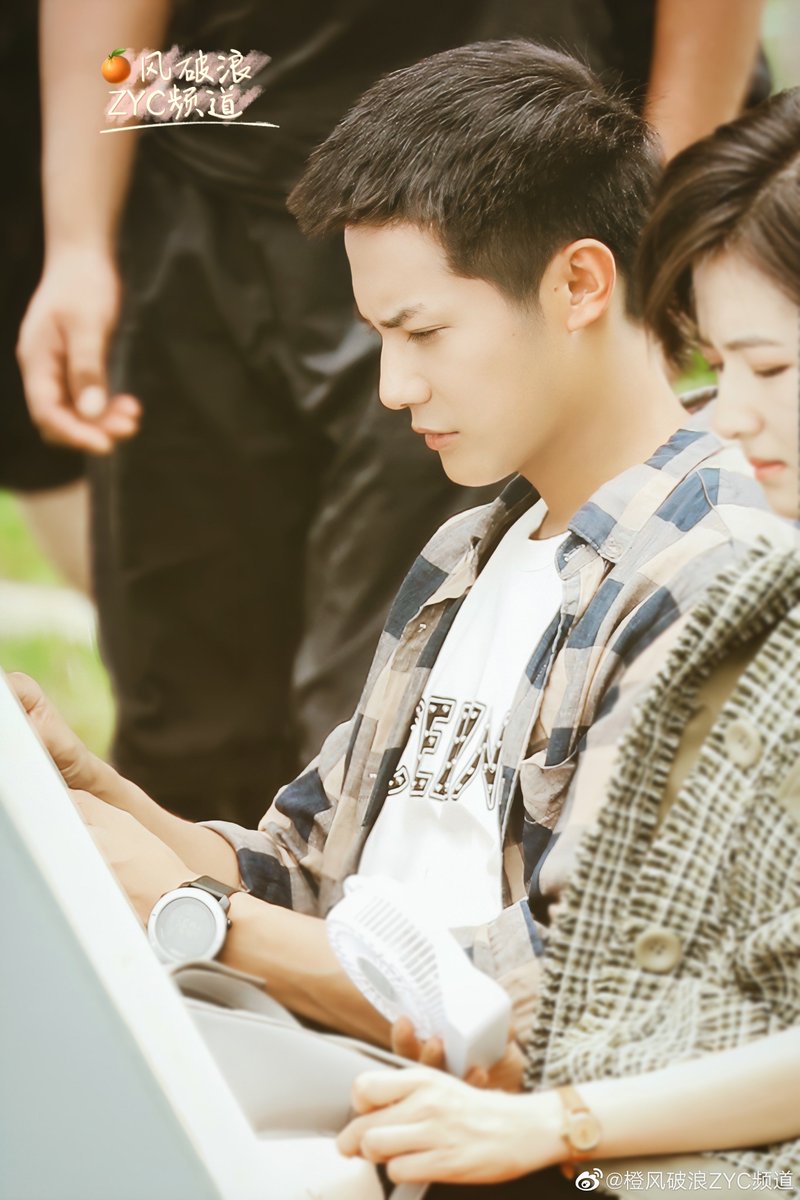 HappysisHu's tweet photo. Brother Cheng's spotted filming~
Checking the script seriously📑
#ZhengYecheng #郑业成
#HardcoreEra #硬核时代
#CCTV
Cr. weibo https://t.co/hH8XxKoXVH