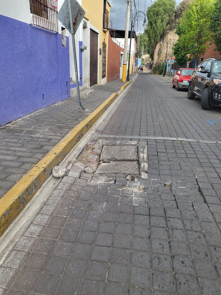 Linlincita's tweet photo. Se ha solicitado apoyo de @TELMEXSoluciona y no hay respuesta. @RedLopezDiaz @PCPueblaCapital @GobiernoCholula tapa de registro hundida, lleva mas de 6 meses así, ya ocasióno llantas ponchadas  y accidentes. Sobre 3 ote 205 entre 2 y 4 sur, frente Colegio Hispanidad https://t.co/xdN5dswdTY