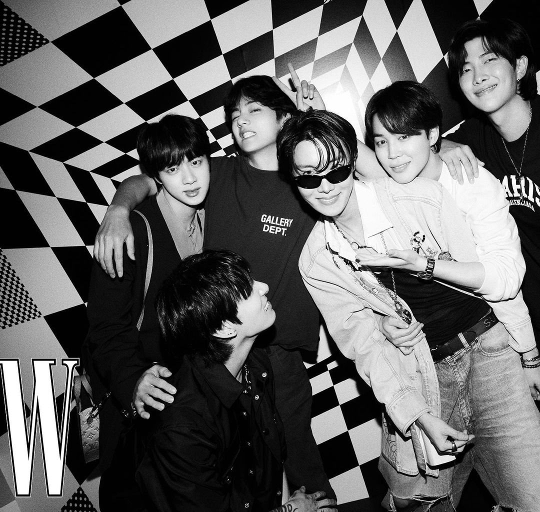 kiss_seven7's tweet image. [📸] Hilo con fotos exclusivas de los miembros en el Listening party de #JackInTheBox lanzadas por W Korea — @BTS_twt (1)