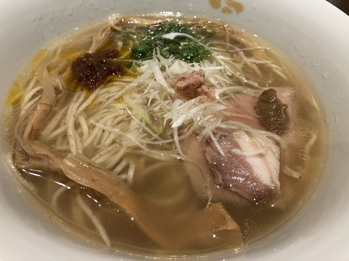 新宿御苑『金色不如帰』蛤と真鯛の塩そば!
貝の旨味がギューッと濃縮されたスープが、ほおずきやハムやキノコペーストや香草などで食べ進むごとに味変されて行きます。重層的かつ繊細かつ入念に作られた一杯で、デフォ千円でもこれなら文句無し。ミシュランで星を取るのも納得のハイレベルぶり! 