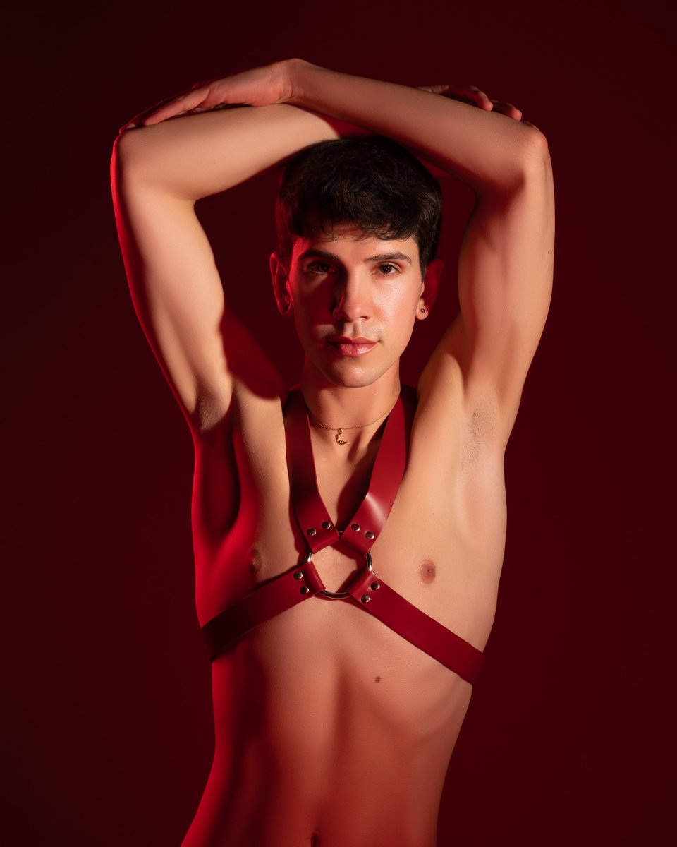 photopherolson's tweet photo. Seduction. Featuring Benny, photo by me https://t.co/3mJRHA7DML https://t.co/8rnocYesTe