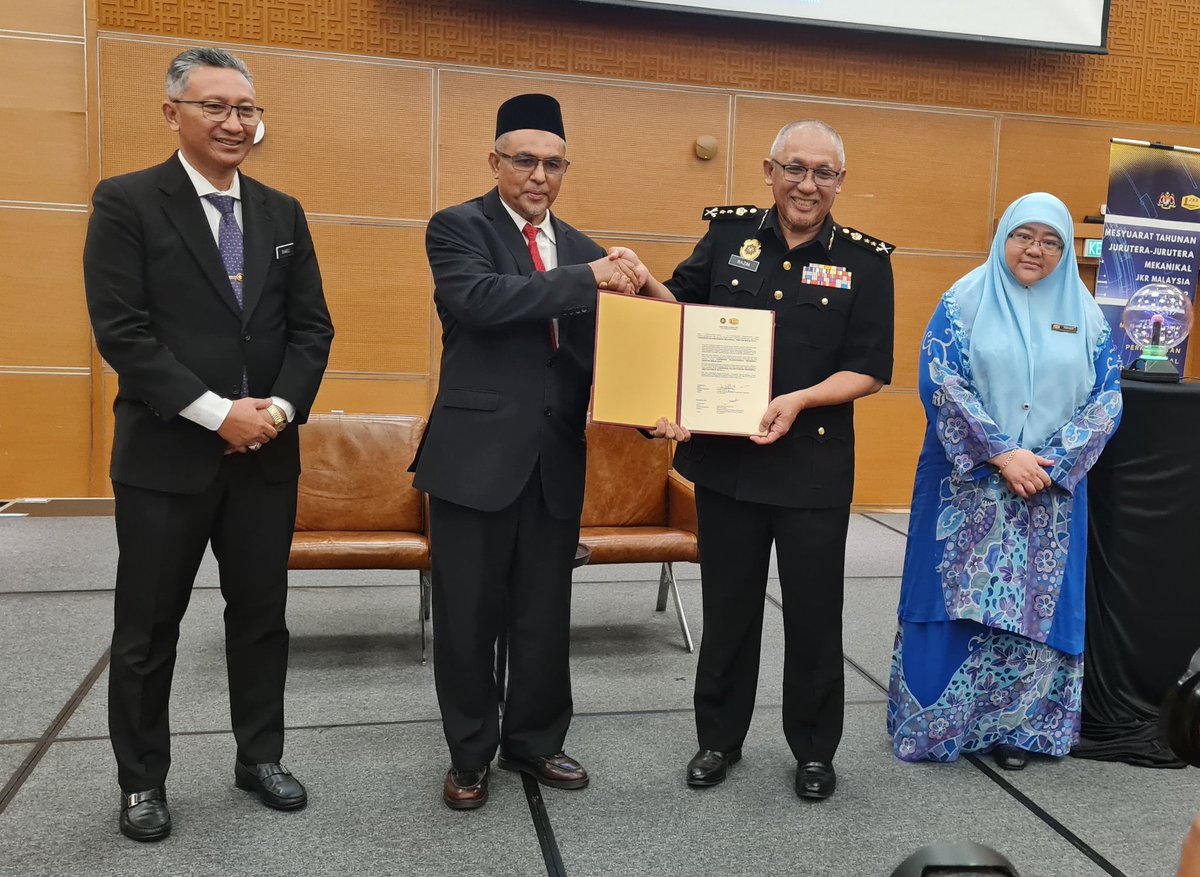 JKR_CKM's tweet photo. Agenda pada hari terakhir MTJM 2022 dimulakan dengan Sesi Dialog Bersama SPRM, Lafaz Ikrar Bebas Rasuah (IBR) dan Sesi Tandatangan IBR antara CKM IPJKR dan SPRM.

#MTJM2022 https://t.co/jiwWfWmSp1