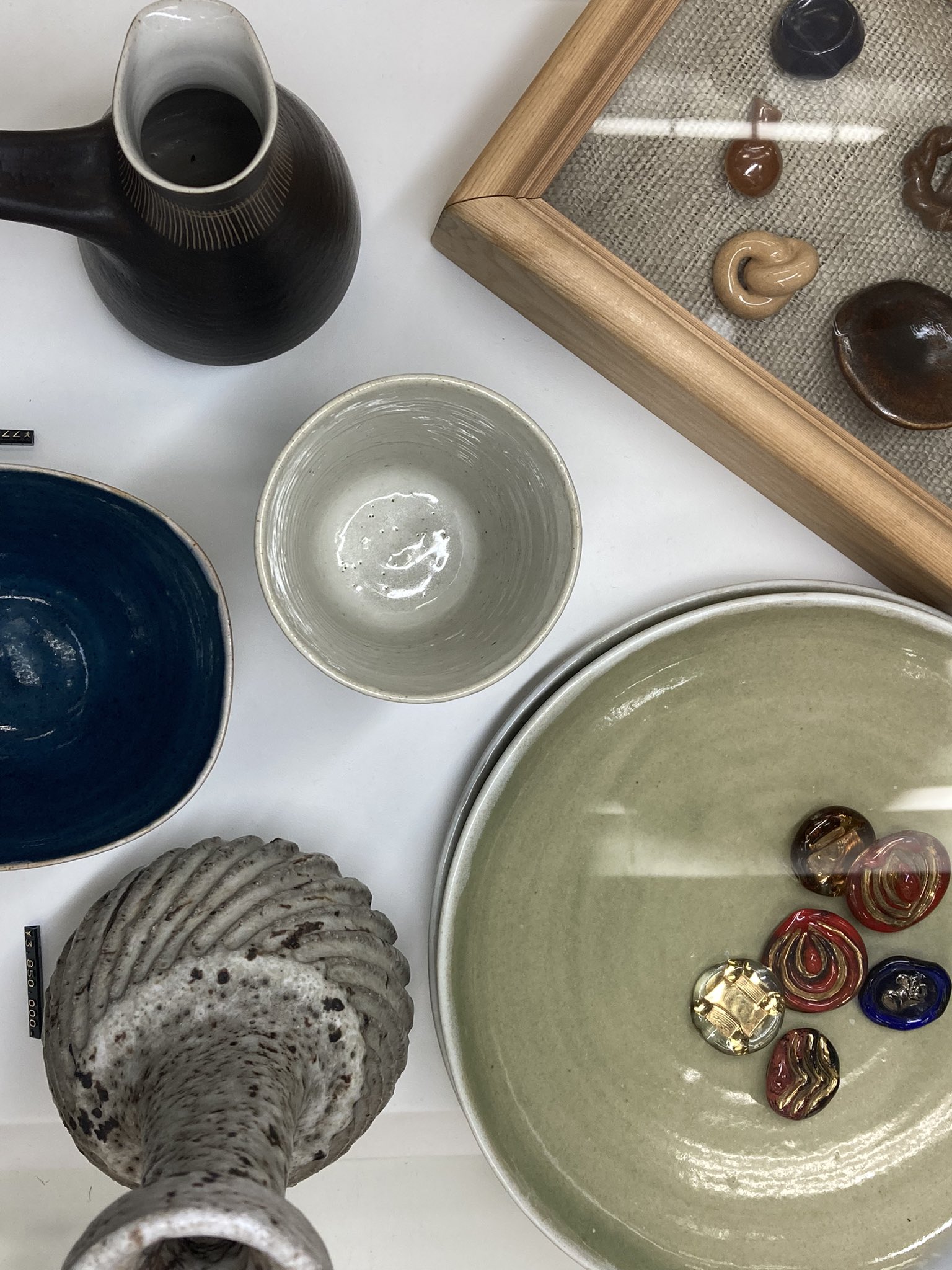 ルーシーリーNo.8 陶製ボタン 図録掲載ボタン