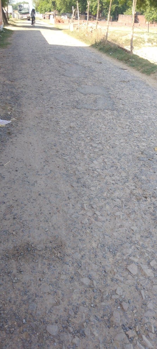 <a href="/dmpratapgarh/">DM Pratapgarh</a> <a href="/myogiadityanath/">Yogi Adityanath</a> महोदय रामपुर गौरी जो कि लखनऊ वाराणसी राजमार्ग से लगा हुआ गांव है, पाल बस्ती व हरिजन बस्ती को जोड़ने वाली सड़क अत्यंत जर्जर हो चुकी है इसकी लंबाई लगभग 650 मीटर है कई बार शिकायत करने के बाद भी इस पर कोई कार्यवाही आज तक नहीं हो पाई।