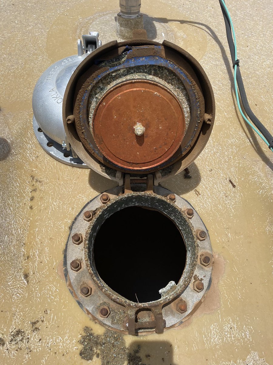 TFG870's tweet photo. If your thief hatches look like the first photo you are failing at simple preventative maintenance. Keep your hatches cleaned and greased and spend the money on Viton washers &amp; gaskets.  #EFT #Emissions https://t.co/KekeSxnf9y