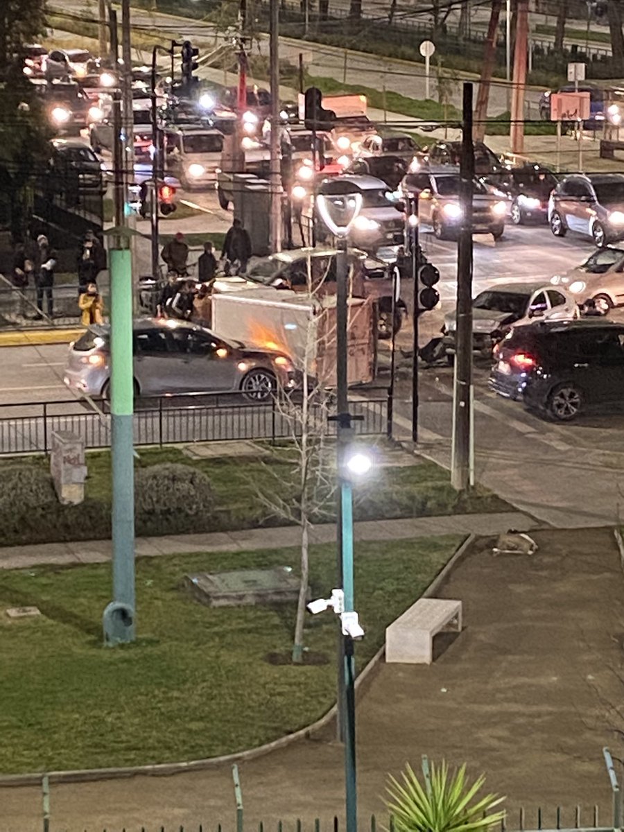 AlexandraVliz's tweet photo. @TTIOhiggins  colisión de vehículos en  Samuel Román Rojas con Kennedy. Vehículo volcado. https://t.co/Dmi6neZlpV