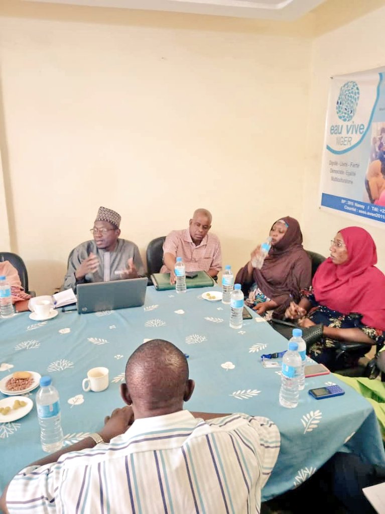 OngDev's tweet photo. Le lundi 18 /7/2022 s’est tenu dans les locaux de l'association eau vive Niger une réunion entre le président de @OngDev Mr #Hamadou Boureima et Madame #Penda Ousmane  la représentante du programme wash de @OxfamNiger, en présence des différents membres de la https://t.co/QtYLmh9nHa