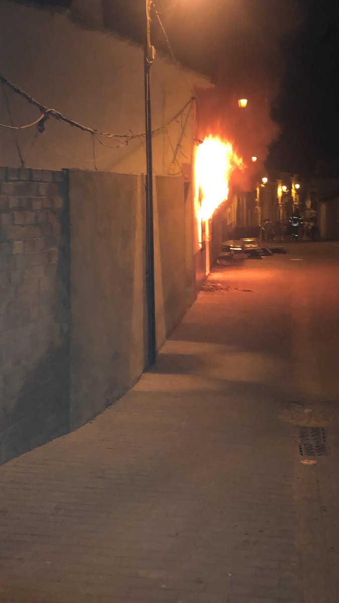 FcoVargas_'s tweet photo. Más imágenes que me llegan de esta noche en Peal de Becerra.
Las familias gitanas están pidiendo ayuda a las autoridades y estas les están dando la espalda!! 
Mientras, llegan comentarios de este tipo.
‼ESTO NO ES JUSTICIA, ES ANTIGITANISMO‼
#STOPAntigitanismo https://t.co/w2Tdamcqam