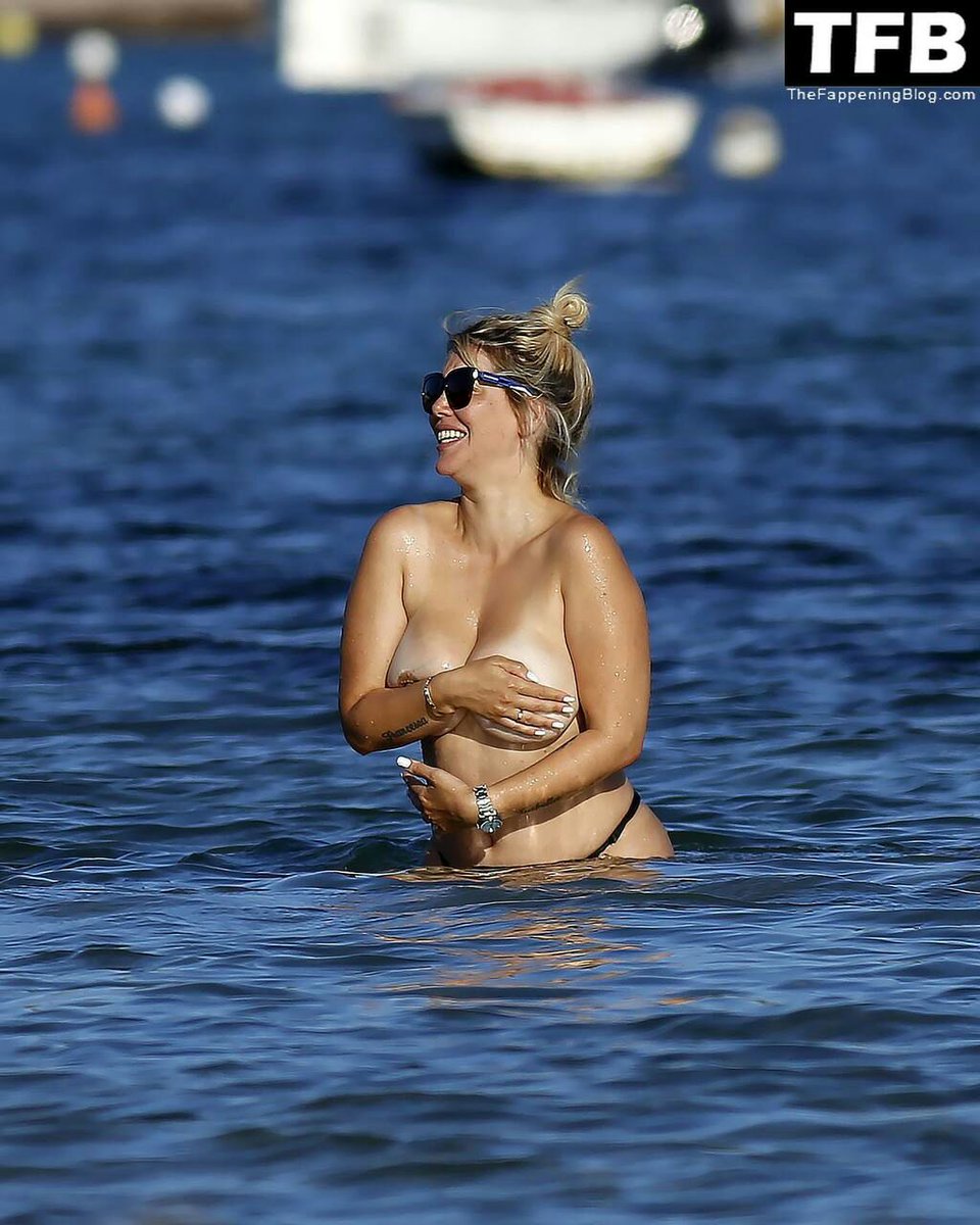 hots_arg's tweet photo. Wanda Nara mostrando los pattys 🔥 https://t.co/F8C6DcItei