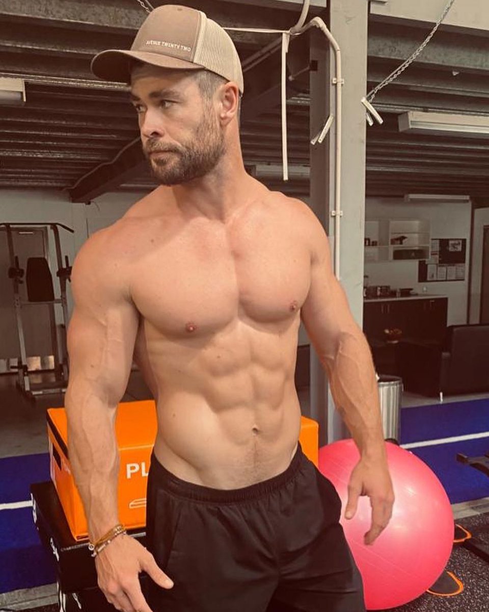 HemsworthTeam's tweet photo. #chrishemsworth 🤤🤤 https://t.co/v6iJarLiH7