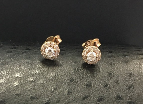 lustigbrothers's tweet image. Round Diamond Halo yellow gold earrings, 1 Carat etsy.me/3Pk9Iea #haloearrings #roundstuds #diamondearrings #golddiamondstuds @etsymktgtool