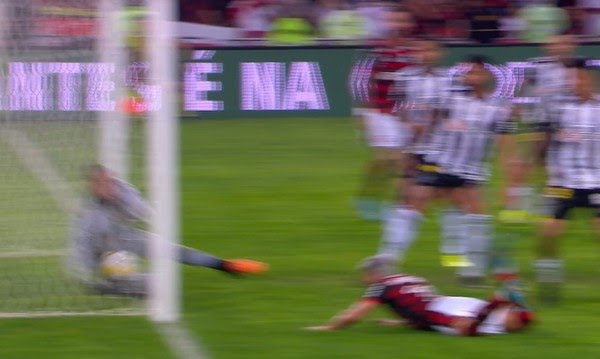 CrisGalo's tweet photo. Pablo Ramon Pinheiro (VAR):
"Wilton, é o Pablo falando. Não tenho uma imagem clara, segue decisão de campo, ok?"

Como que o bandeira deu esse gol?!
Qual visão ele tinha da bola para decidir que entrou?!

É bizarro oq a @CBF_Futebol está fazendo! 🤬🤦‍♂️🤬🤦‍♂️

https://t.co/uEFFd3YZNR https://t.co/JxI42KCsLb