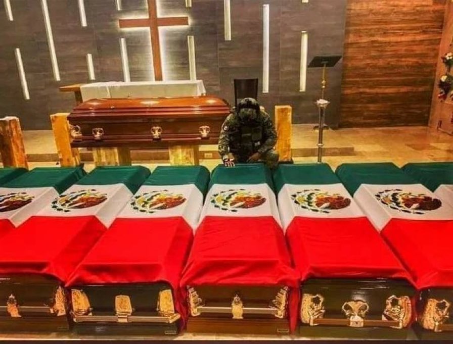 Hoy se llevó a cabo el funeral de los 14 marinos que fallecieron en el desplome del helicóptero que participó en el operativo de la captura del Caro Quintero. 
El presidente no fue a mostrar su respeto… ah pero no fuera la mamá del Chapo porque va hasta a Badiraguato a saludarla