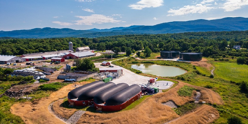 FarmPowered's tweet photo. What's the #FarmPowered vision? π
π Divert all inedible food and beverage #waste from landfills
π Collect, separate, and process that waste
π #Recycle everything we can β»οΈ
π Generate clean #renewableenergy
π Support local dairy farms
Join us: https://t.co/Lpbluxxf6R https://t.co/AOjFxQ8h9V