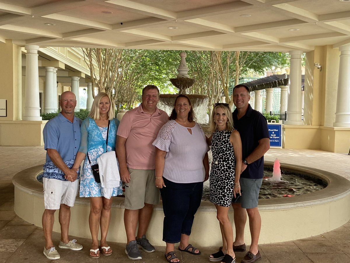 six300s's tweet photo. #HGVUltimateAccess #HiltonGrandVacations Waiting for bus to take us to Sister Hazel https://t.co/lHbvYbakpq