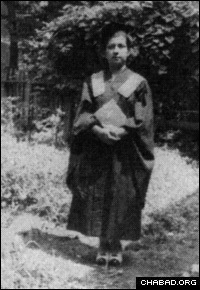 DecoderOfTruth's tweet photo. Chava “Evelyn” Shusterman, born 1920 in Malden, Mass., to Etta Krinsky and Rabbi Shmaya, a ritual slaughterer at the Armour-Swift Company.

In 1943 married Rabbi Herschel “Harold” Shusterman, the Sixth Rebbe, suggested they move to Rochester, NY and establish a Jewish day school. https://t.co/dl8nG9MWTq