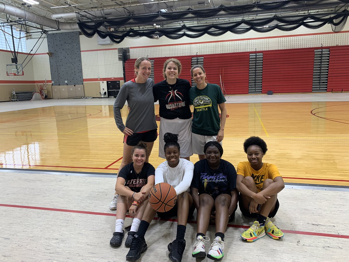 Tidegirlshoop1's tweet photo. GREAT first day in the books for our girls bball clinic! Loved seeing familiar faces and so many new ones. Shoutout to the best coaching staff!! Canโt wait for tomorrow ๐ #rolllltide #girlshoops @AthleticsEps @EverettMASchool https://t.co/mzKvmxYdC2