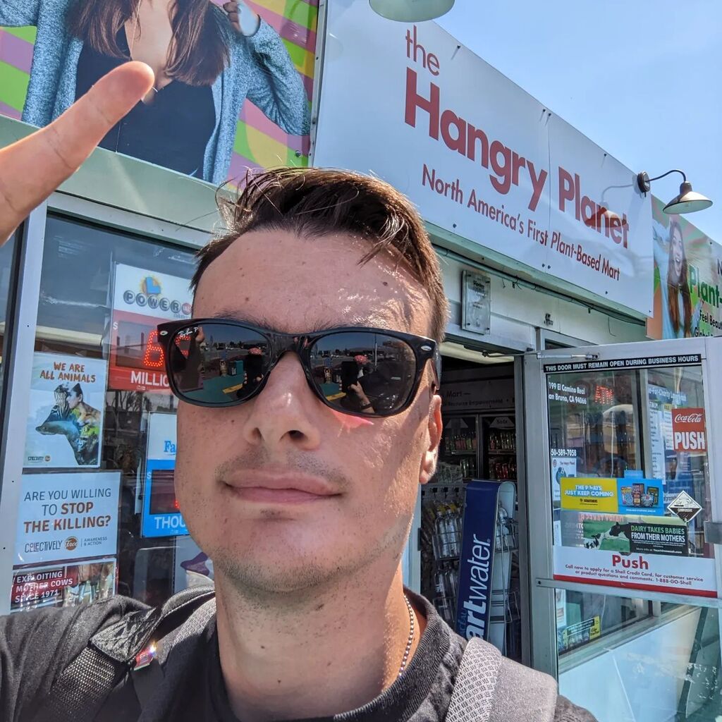 isitvegan's tweet photo. I just bought #vegan donuts from a gas station. A vegan gas station. 1998 me is LOSING MY MIND. Shout outs to @thehangryplanet https://t.co/q8iCJHJD4y https://t.co/RjCPhTOxyP