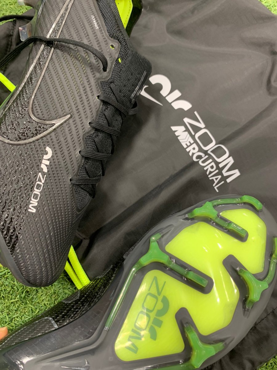 futaba_SW's tweet photo. @nikefootball
BLACK_ #SHADOWPACK
#マーキュリアル
#ZOOMVAPOR15
ズームユニットを搭載、
ワンプレートソール。スピードの追求。
今作より、エリートHGの生産✕
※PROモデルまで。
ファントムは遅延。後日紹介。
一部ティエンポシリーズは入荷。
お試しあれ。
#フタバサッカーワールド https://t.co/0WkkQyWCFO