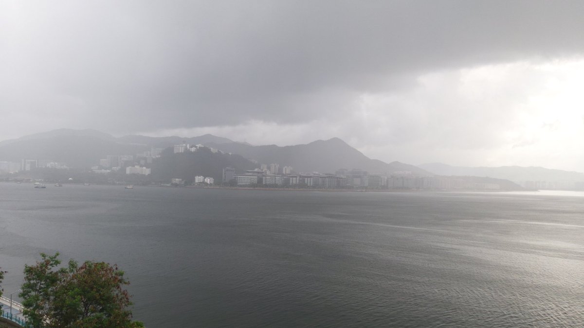 HKGlossy's tweet photo. 8am, 30-33℃, humidity 80%🌦+VERY HOT WARNING 🇭🇰 Oh... rainy Tuesday... how can I get breakfast?😒

@YouTube #AsianView #JapaneseExpatsInHK #SubscribeNow 
#WeatherReportHK https://t.co/0SZ245YycL