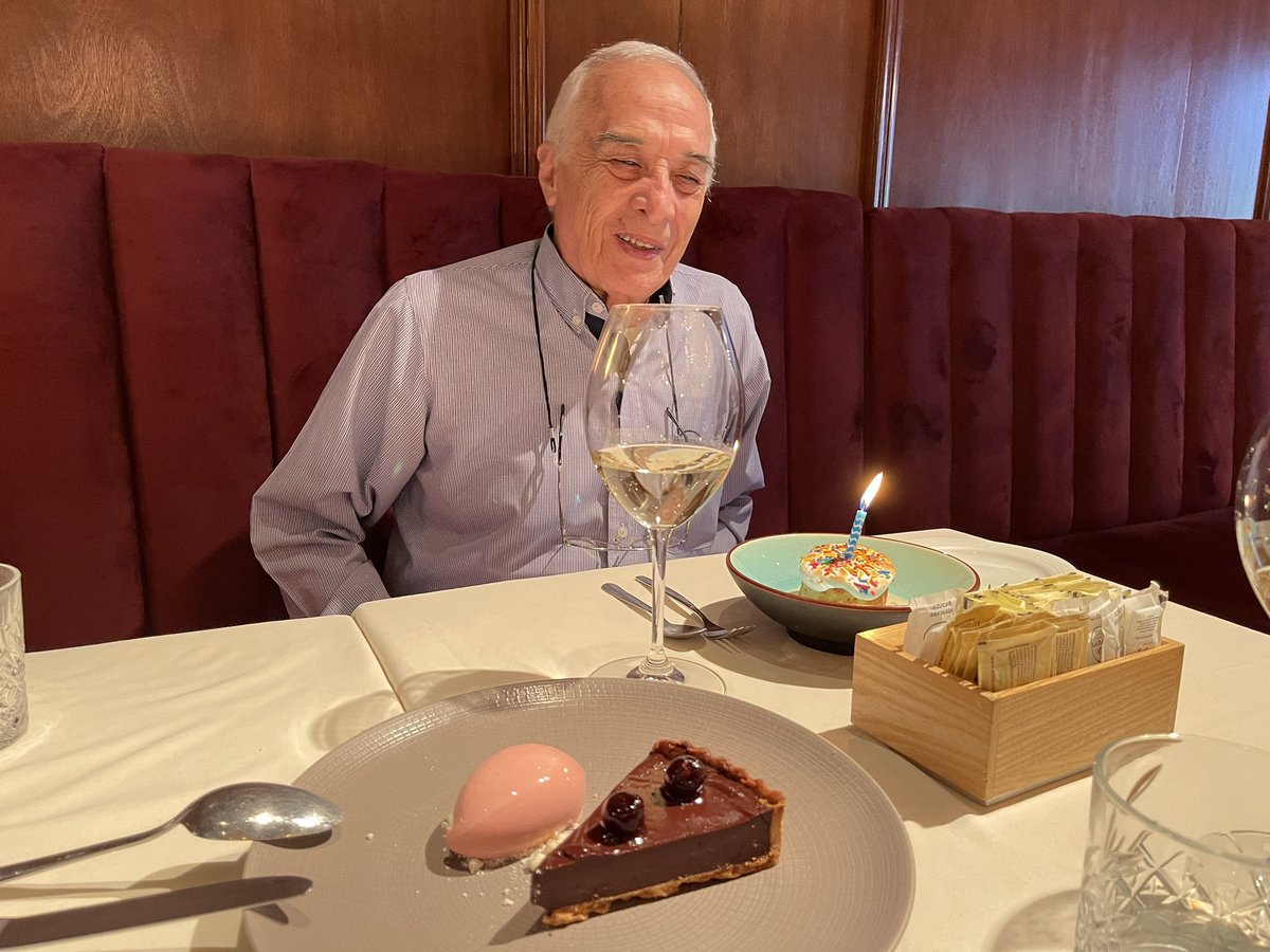 MusicoVirreinal's tweet photo. Mi Papá cumple hoy 80 años…80, hazme el favor 🎂 #UnChingo de años. #Dios le de salud. Yo me conformo llegar completo a los 50 hahaha #FelicidadesPapá https://t.co/sbseX2UbM5