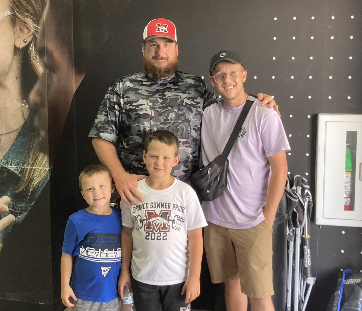 CoachLeeBlank's tweet photo. Big Thank You to @TheBridgeAG for opening up your doors and allowing us to host our 2022 Team Lock-In at your location! #CharacterLeaders #WeAreMustang https://t.co/GdSGri5wTi