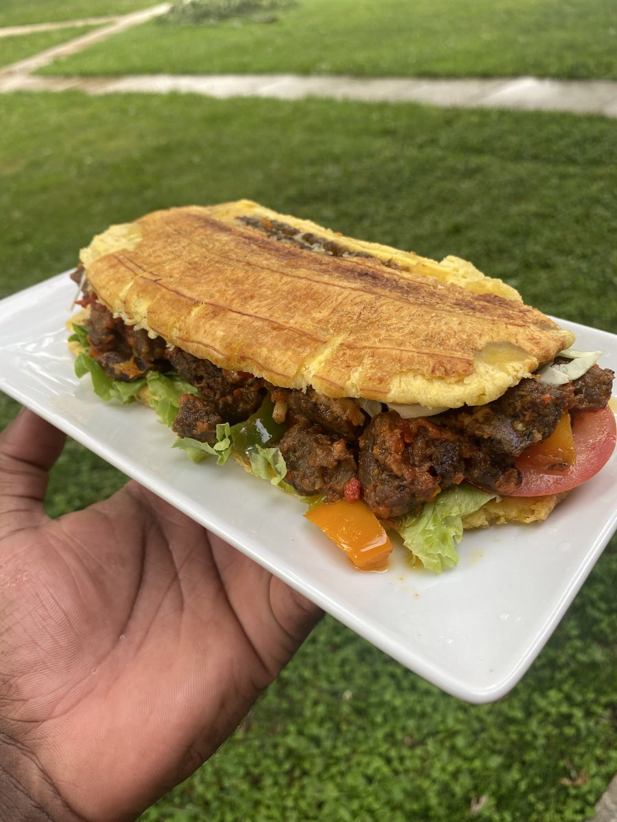 Remixed the oxtail plantain sandwich (🇯🇲) to Asun (roasted goat meat) plantain sandwich (🇳🇬)