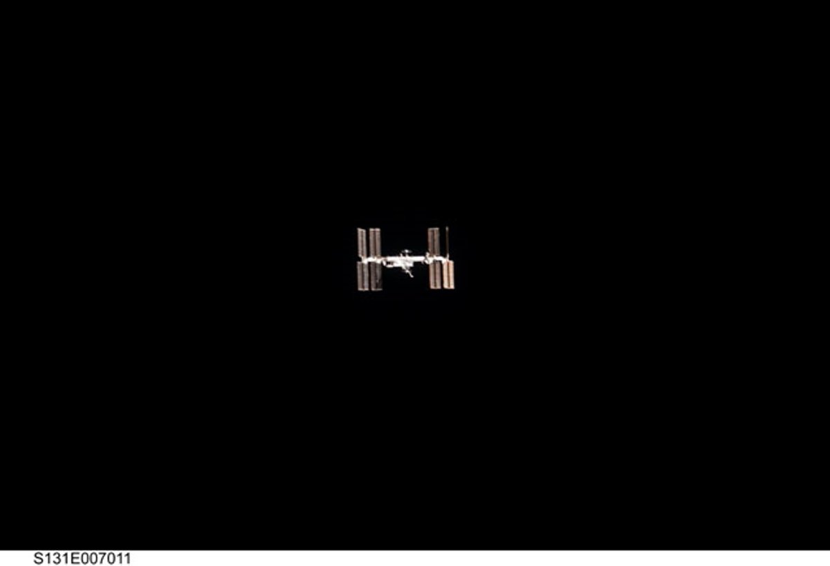 Astro_Clay's tweet photo. And see this... #ISS from 40 miles, taken from the #ShuttleDiscovery flight deck. #STS131 Photo Credit: @NASA/AstroClay #TheOrdinarySpaceman™️ https://t.co/aOiruWWZLG