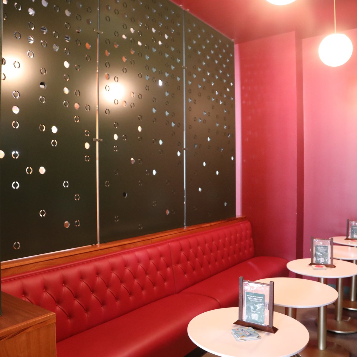 SinkersLounge's tweet photo. Want to turn your next event into a VIP outing? Our Rose Room is intimate, comfortable, and most importantly, it's right next to the bar🌹🍸️
#sinkerslounge #minigolf #cocktaillounge #libations #teetime #thingstodokc #816 #golf #powerandlight #cheers #craftcocktails #holeinone https://t.co/rMz3YJlOkG