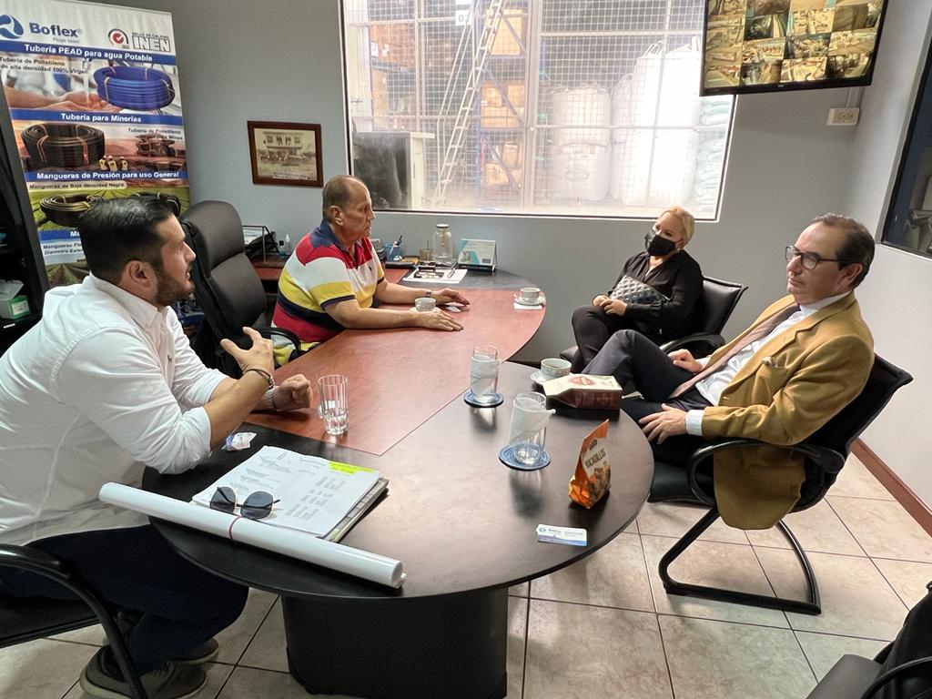 ChairAmchamGYE's tweet photo. Interesante sesión de trabajo junto a @jccassinelli y @Bowenricardo analizando la línea comercial de #Boflex. Se abren nuevas oportunidades de negocios para los socios de @Amchamgye. https://t.co/Wqb4USlBpf