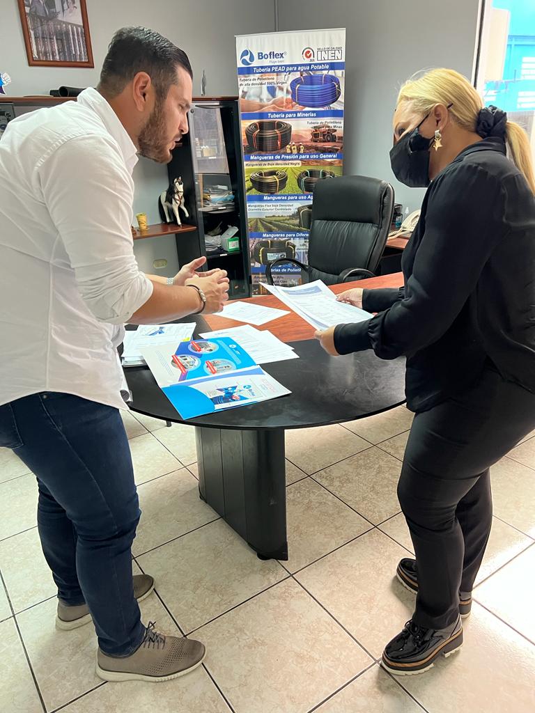 ChairAmchamGYE's tweet photo. Interesante sesión de trabajo junto a @jccassinelli y @Bowenricardo analizando la línea comercial de #Boflex. Se abren nuevas oportunidades de negocios para los socios de @Amchamgye. https://t.co/Wqb4USlBpf