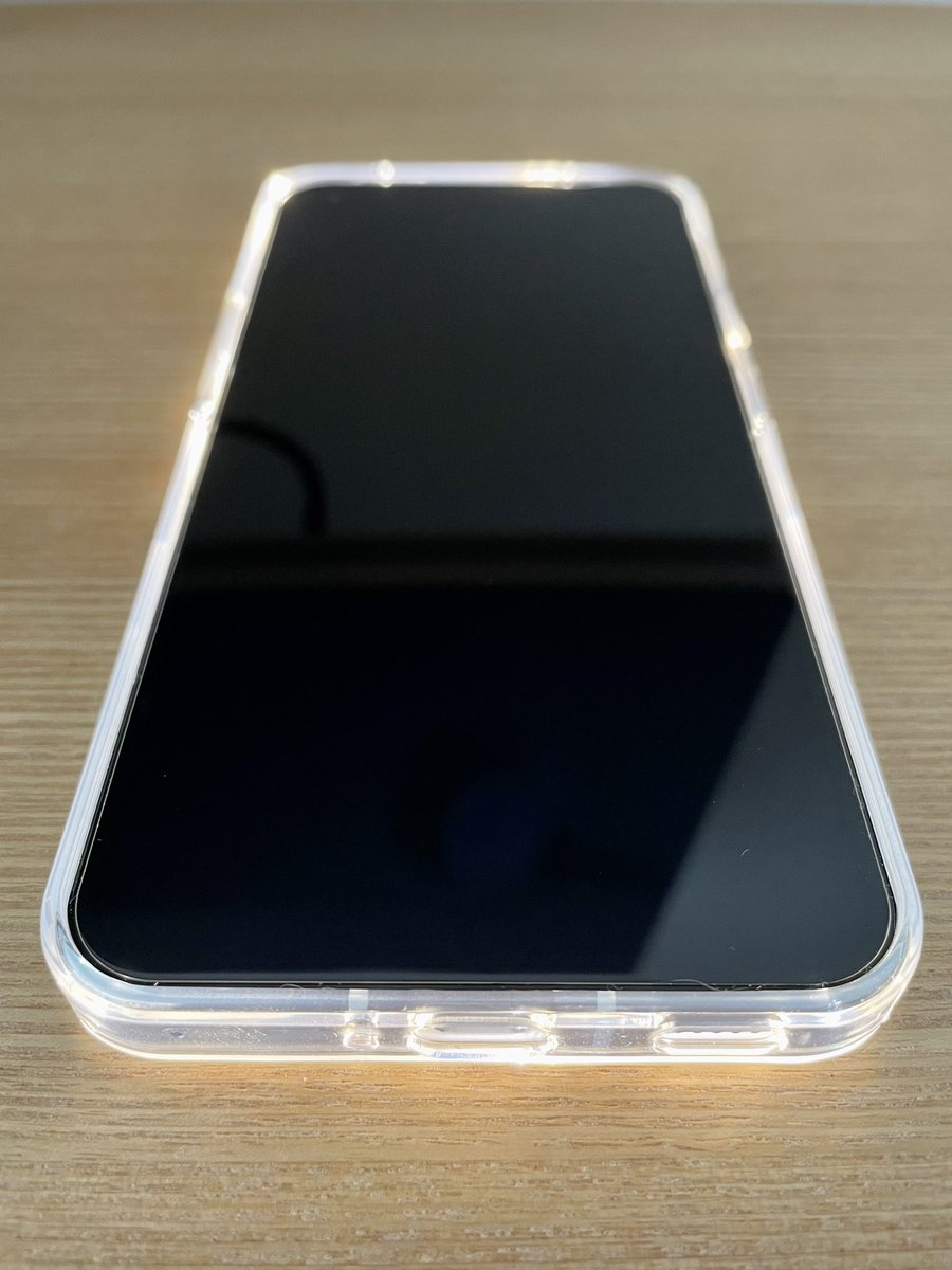 Rariruirui1's tweet photo. Nothing Phone にケースを装着した状態でライトをつけると、正面からだとケースが光ってるようにみえる。
#Nothingphone1 https://t.co/cIAxbAsBhT