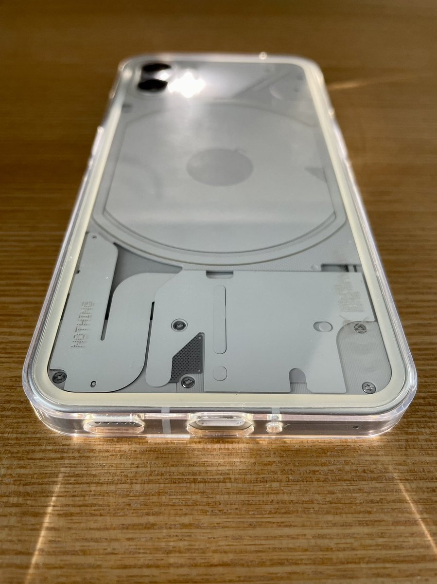Rariruirui1's tweet photo. Nothing Phone にケースを装着した状態でライトをつけると、正面からだとケースが光ってるようにみえる。
#Nothingphone1 https://t.co/cIAxbAsBhT