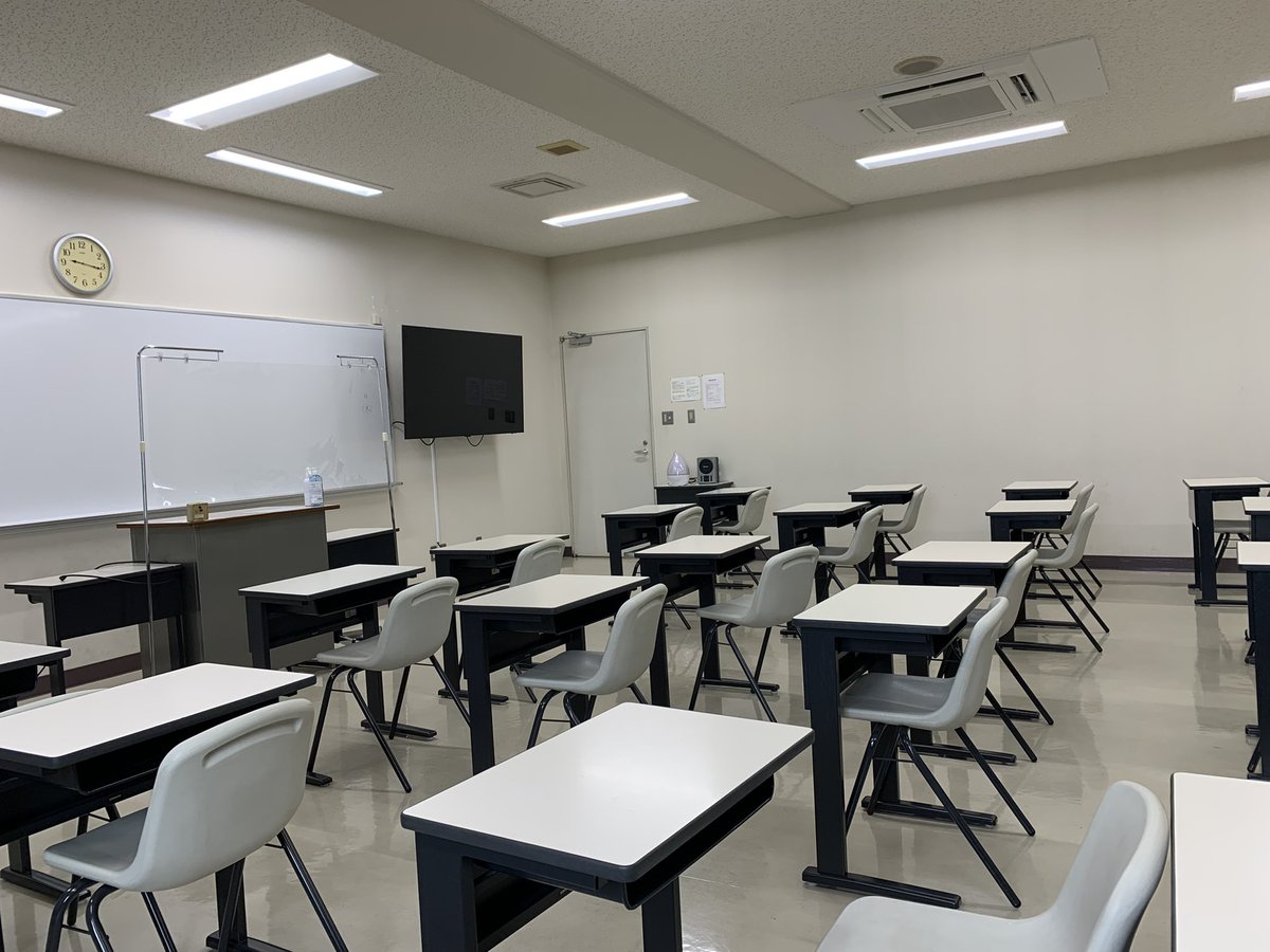 SAKKO729's tweet photo. ���日は本当なら人生最後の実習だったけど、コロナでまさかの強制終了🙄
今日は1人寂しく教室で自習します🥲 https://t.co/g3kfSZ6d8t